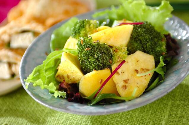 器に盛りつけられたさつまいものクミン風味サラダ