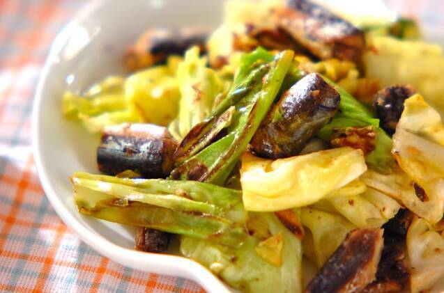 白い器に盛りつけた春キャベツのサーディン炒め