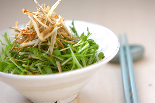 白い器に盛られた揚げごぼうと水菜のサラダと水色の箸