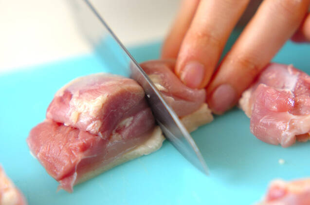 鶏肉とトマトのスープ煮の作り方の手順1