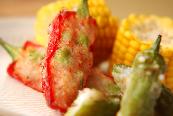 白い皿に盛り付けた万願寺とうがらしの射込み揚げ