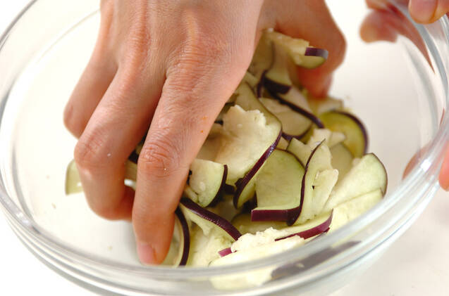 ナスの塩もみの作り方の手順1