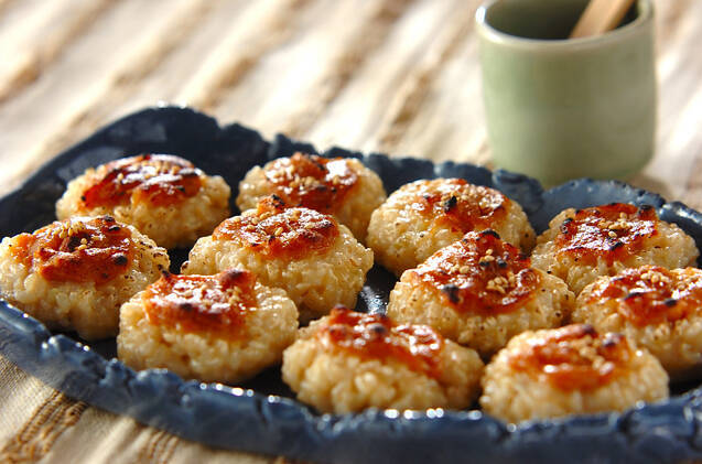 紺色の皿に盛り付けられた玄米餅の甘みそだれかけ