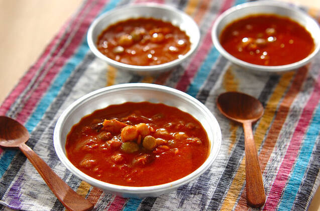 器に入ったツナと豆のココナッツカレーが並んでいる様子