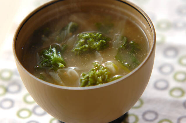茶色のお椀に盛られた菜の花とねぎの味噌汁