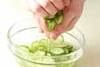 キュウリのゴマ酢和えの作り方の手順1