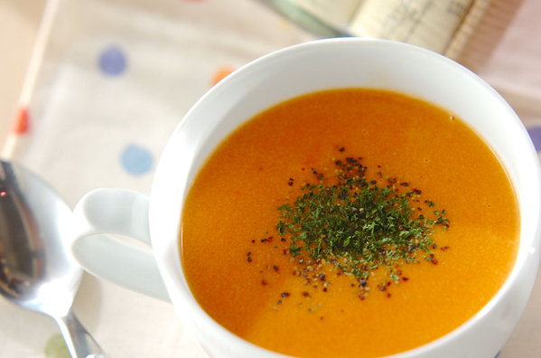 白いスープカップに入ったミニトマトのポタージュ