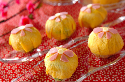 器に盛られたハムと卵のプレゼント寿司