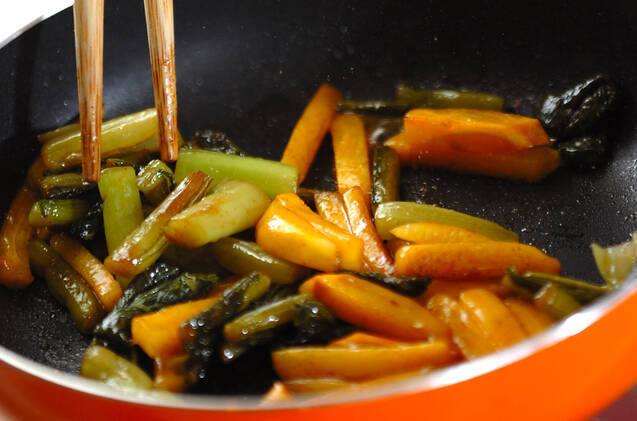 野沢菜と柿の炒め物の作り方の手順3