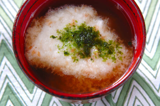 たっぷりの青のりを振った梅トロロ汁