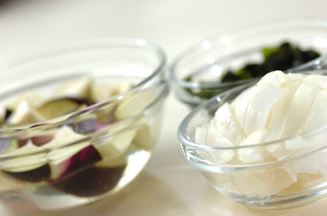 新玉ネギとナスのみそ汁の作り方の手順1