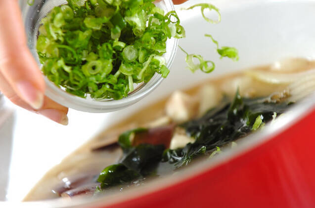 新玉ネギとナスのみそ汁の作り方の手順5