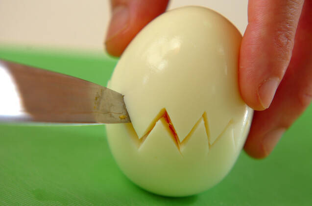 飾り切りゴマ塩ゆで卵の作り方の手順1
