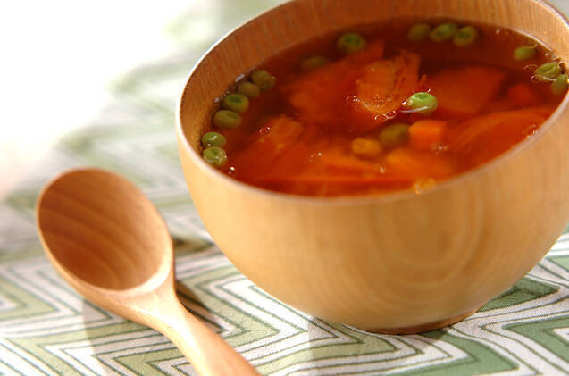 酸味のきいたトマトとミックスベジタブルのスープ