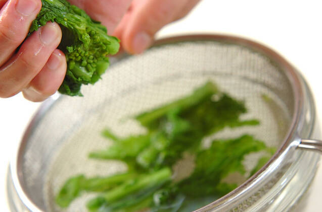 リンゴと菜の花のサラダの作り方の手順2