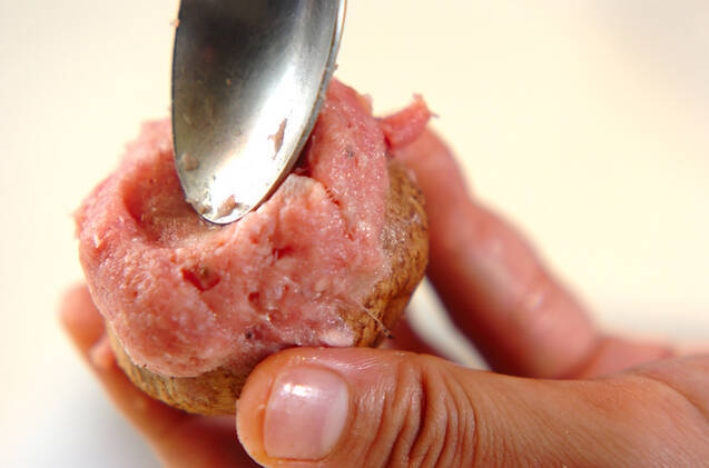 シイタケの肉詰めフライの作り方の手順2