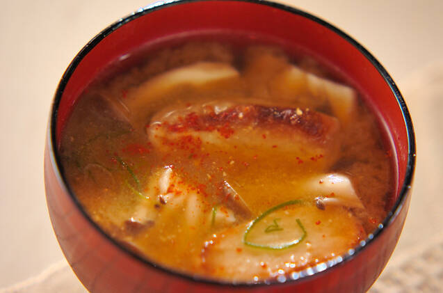木製のお椀によそわれた生麩のみそ汁