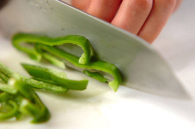 ピーマンとしらたきのきんぴらの作り方の手順1