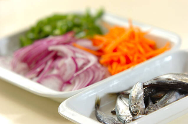 美味しい彩り！豆アジとせん切り野菜の南蛮漬けの作り方の手順2