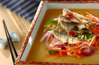 美味しい彩り！豆アジとせん切り野菜の南蛮漬け