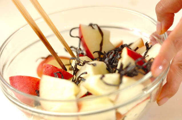 リンゴの塩昆布和えの作り方の手順2