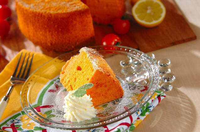 ガラスの皿にのせたトマトシフォンケーキ