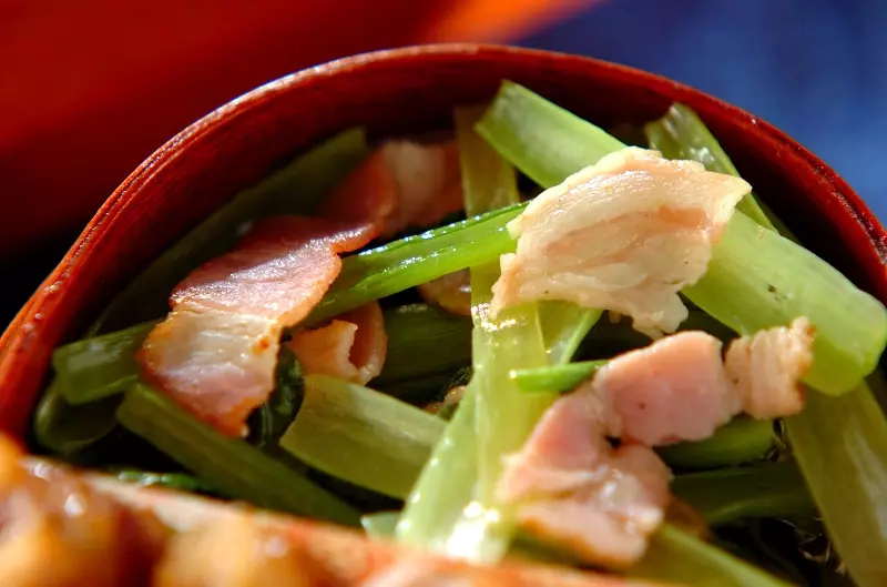 小松菜とベーコンの炒め物 副菜 レシピ 作り方 E レシピ 料理のプロが作る簡単レシピ
