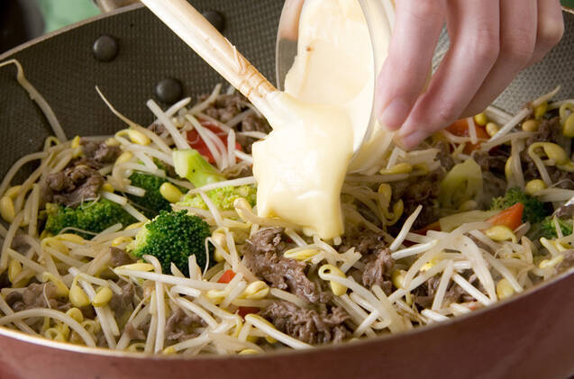 牛肉のマヨ炒めの作り方の手順4