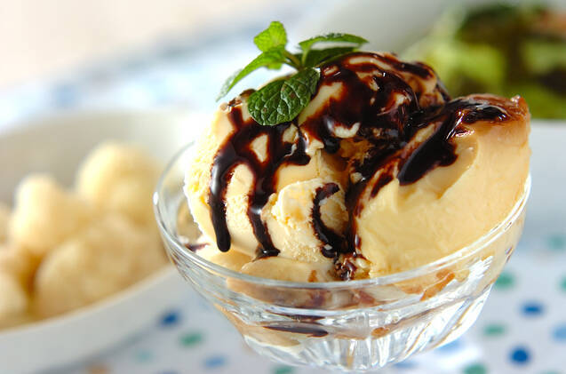 透明なカップに盛られたプリンパフェ