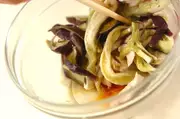 ナスのニンニクじょうゆ和えの作り方1