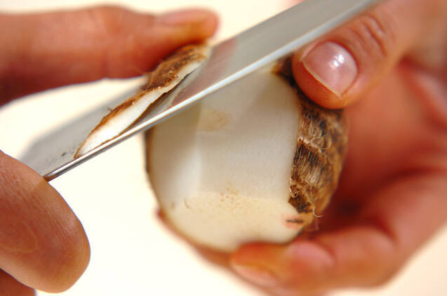 里芋のコーンシチューの作り方の手順1