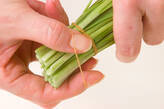 ニラと新ゴボウのマヨ和えの下準備1