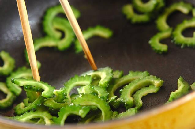 ゴーヤと天かすの卵炒めの作り方の手順2