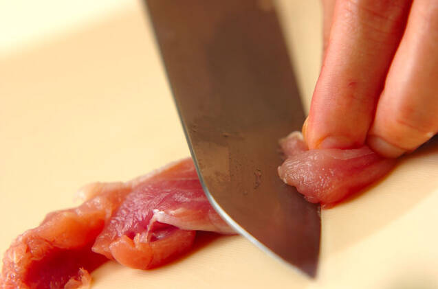 鶏肉とキノコのおろし和えの作り方の手順1