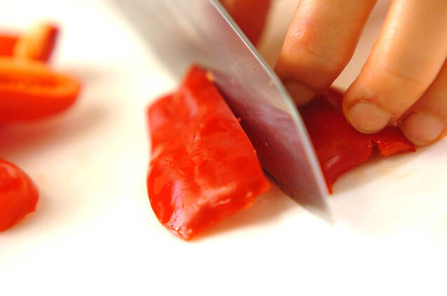 やわらかさにやみつき！赤ピーマンの酢の物 by 保田 美幸さんの作り方の手順1