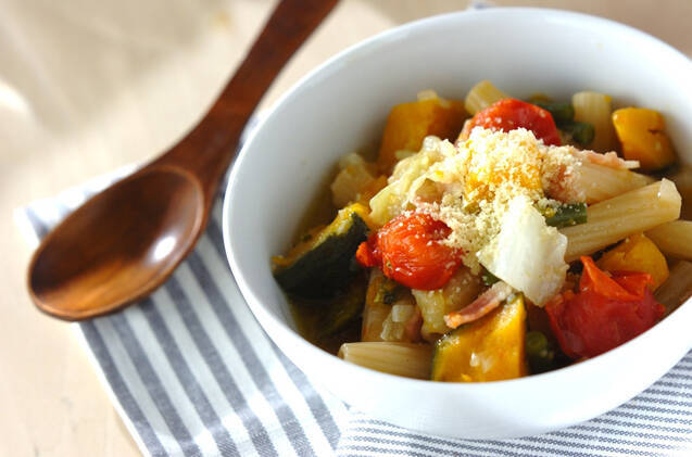 かぼちゃ、トマト、パスタなどが入ったミネストローネ、粉チーズトッピング