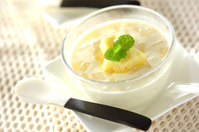 ココナッツ風味のパンナコッタ・パイン添え
