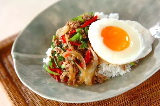 ひき肉と野菜たっぷりの丼ぶり ご飯すすむ節約レシピ By横田 真未さん レシピ 作り方 E レシピ 料理のプロが作る簡単レシピ