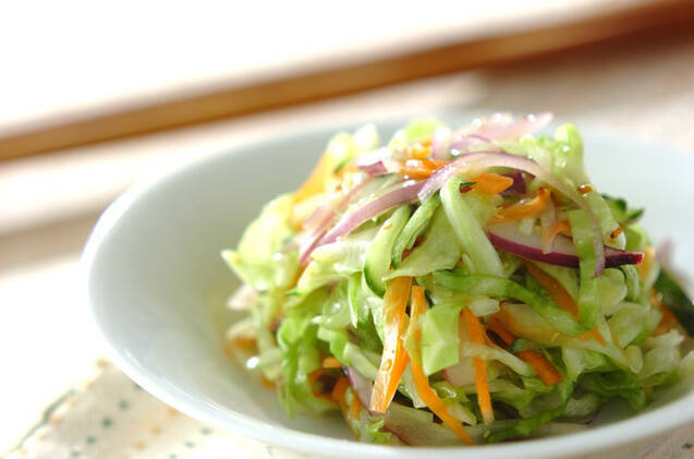 千切りお野菜がたっぷり盛られた器