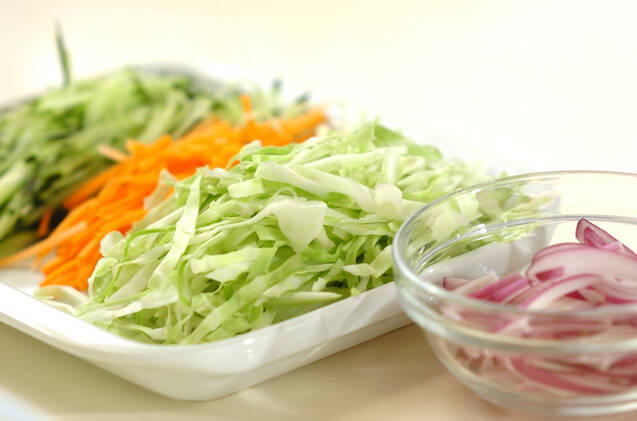 せん切り野菜のコールスローの作り方の手順1