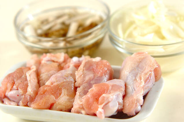 鶏手羽とゴボウのトマトチーズ煮の作り方の手順1