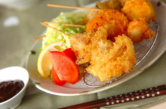 白い大皿にのったなすとズッキーニの串揚げ