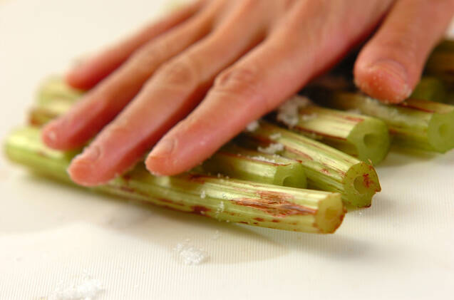 フキとゴボ天の煮物の作り方の手順1