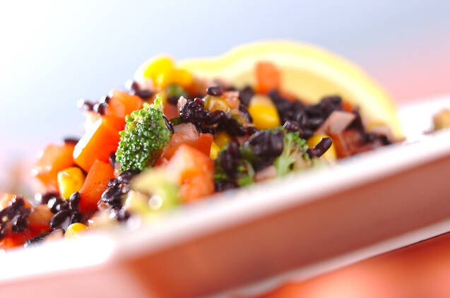白い皿に盛られた黒米サラダ