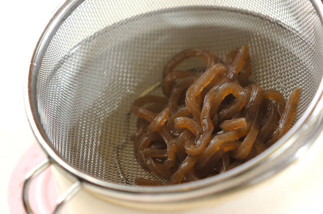 キュウリとコンニャクのキンピラの作り方の手順1