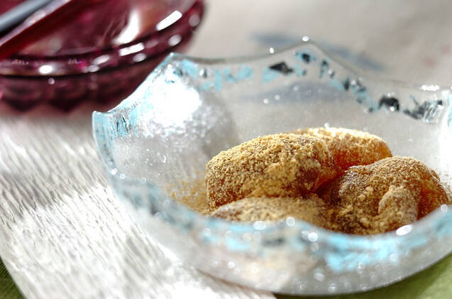 ガラスの器に盛り付けたプルプル黒糖わらびもち