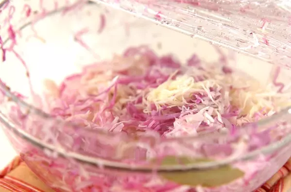 ドイツ料理の基本！本格ザワークラウト レンジで簡単やみつきに！の作り方1