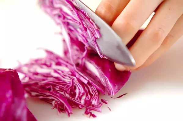 ドイツ料理の基本！本格ザワークラウト レンジで簡単やみつきに！の下準備1