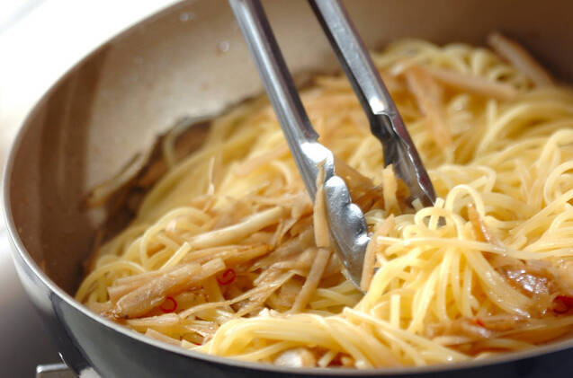 新ゴボウのきんぴらパスタの作り方の手順5