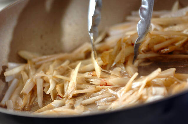 新ゴボウのきんぴらパスタの作り方の手順4